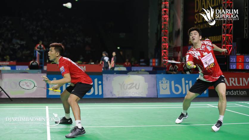Fajar Alfian/Lee Yong Dae (Musica Trinity) mengembalikan shuttlecock.