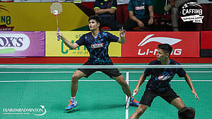 Lutfi Afriand/Zank Oscario Dewangga (PB Mutiara Cardinal) menyambut pengembalian.