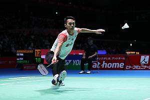 Jonatan Christie (Indonesia) berusaha menggapai pengembalian.