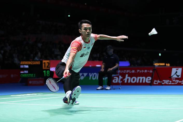 Jonatan Christie (Indonesia) berusaha menggapai pengembalian.