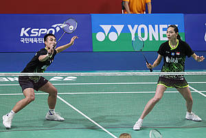 Hafiz Faizal/Gloria Emanuelle Widjaja (Indonesia) mengembalikan shuttlecock.