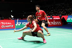 Praveen Jordan/Melati Daeva Oktavianti menghadang serangan lawan.