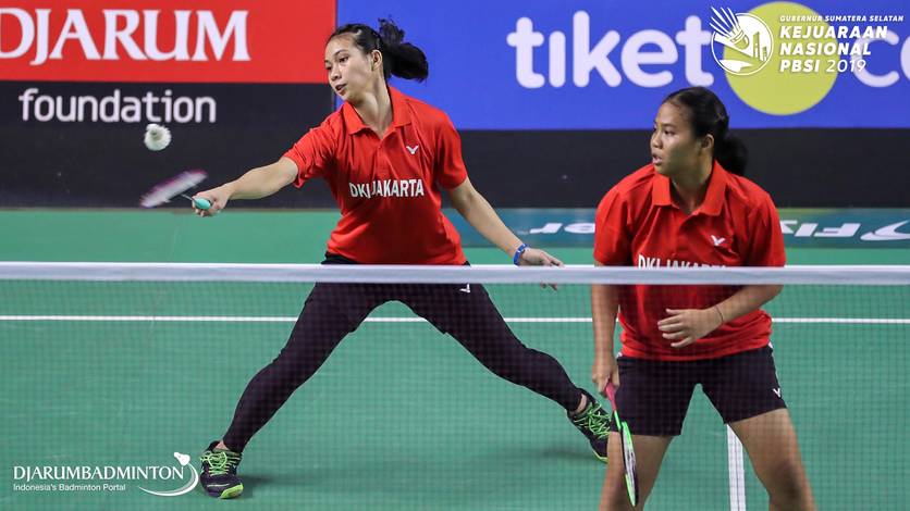 Jesita Putri Miantoro/Putri Larasati (DKI Jakarta) mengembalikan shuttlecock.
