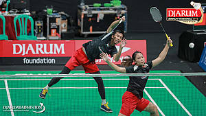 Rian Agung Saputro/Brigita Marcelia Rumambi (PB Berkat Abadi) mengembalikan shuttlecock.