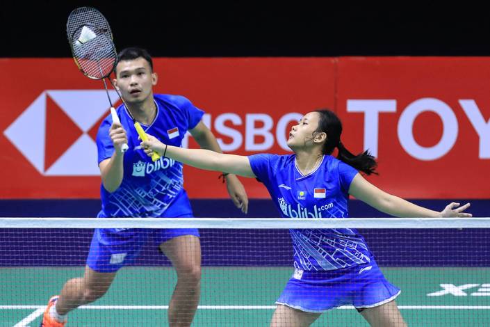 Rinov Rivaldy/Pitha Haningtyas Mentari (Indonesia) mengembalikan shuttlecock.