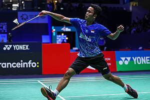 Anthony Sinisuka Ginting (Indonesia) mengembalikan shuttlecock.