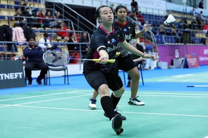 Tryola Nadia/Melani Mamahit (Indonesia) menyambut pengembalian.