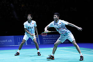 Fajar Alfian/Muhammad Rian Ardianto (Indonesia) bersiap menghadang serangan.