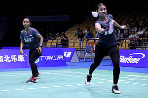 Rizki Amelia Pradipta/Della Destiara Haris (Indonesia) menghadang serangan.