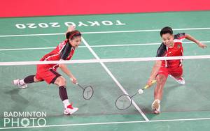 Greysia Polii/Apriyani Rahayu (Indonesia) berusaha menggapai pengembalian. (Foto: BADMINTONPHOTO - Yves Lacroix)