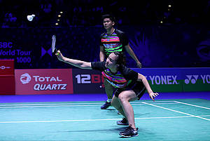 Praveen Jordan/Melati Daeva Oktavianti (Indonesia) mengembalikan shuttlecock.