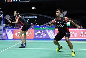Hafiz Faizal/Gloria Emanuelle Widjaja (Indonesia) besiap menyambut pengembalian.