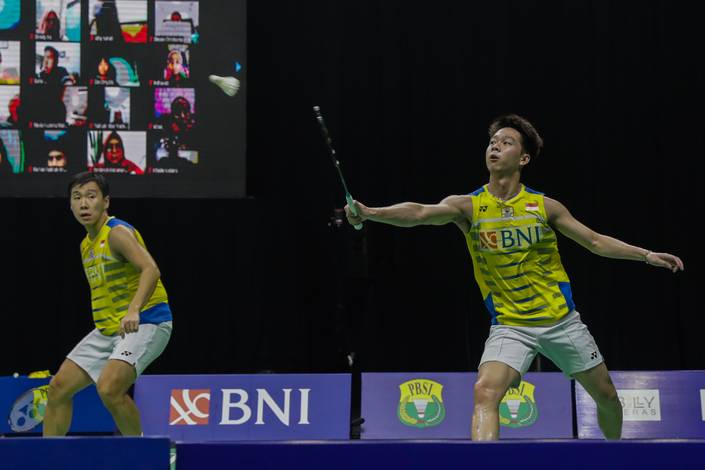 Kevin Sanjaya Sukamuljo/Marcus Fernaldi Gideon (Indonesia) mengembalikan shuttlecock. (Foto: PP PBSI)
