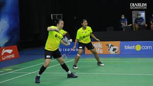 Melani Mamahit/Tryola Nadia (tim Rajawali) menghadang serangan.