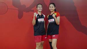 Lisa Ayu Kusumawati/Ni Ketut Mahadewi Istarani berfoto usai bertanding.