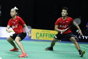 Akbar Bintang Cahyono/Winny Oktavina Kandow bersiap menyambut pengembalian.