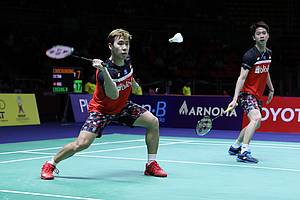Kevin Sanjaya Sukamuljo/Marcus Fernaldi Gideon (Indonesia) bersiap menghadang pengembalian.