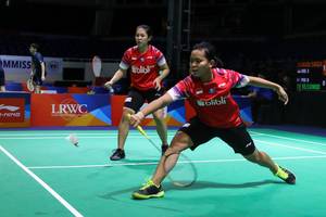 Siti Fadia Silva Ramadhanti/Ribka Sugiarto (Indonesia) menyambut pengembalian.