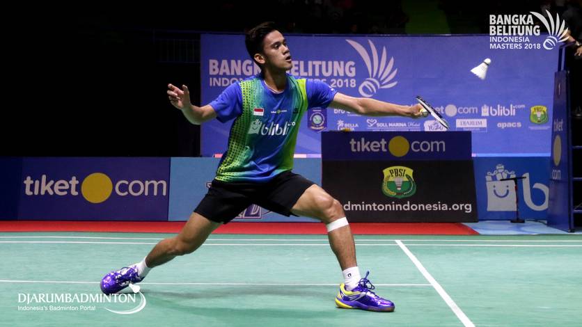 Firman Abdul Kholik mengembalikan shuttlecock.