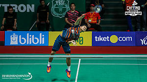 Christian Adinata (Indonesia) melepaskan serangan.