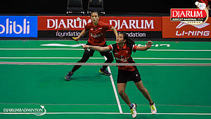 Febriana Dwipuji Kusuma/Amalia Cahaya Pratiwi (Indonesia) mengembalikan shuttlecock.