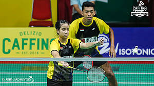 Mohammad Rezky Alfarez/Nahla Aufa Dhia Ulhaq (Indonesia) melepaskan servis.