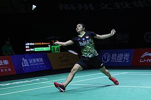 Gregoria Mariska Tunjung (Indonesia) bersiap menyambut pengembalian.