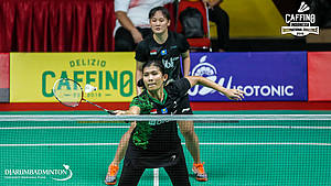 Yulfira Barkah/Agatha Imanuela (Indonesia) menyambut pengembalian.
