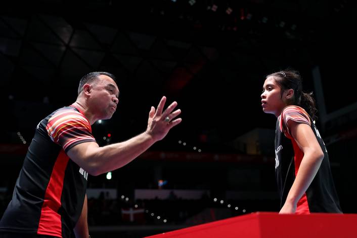 Kepala Bidang Pembinaan dan Prestasi PP PBSI, Rionny Mainaky (kiri) saat memberikan arahan kepada Gregoria Mariska Tunjung. (Foto: PP PBSI)