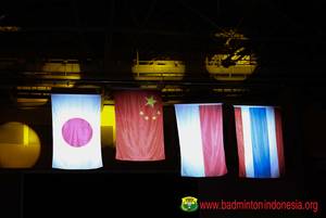Bendera Indonesia (dua dari kanan) berkibar di podium Piala Sudirman 2019. (Foto: PP PBSI)
