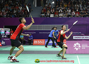 Ricky Karanda Suwardi/Debby Susanto bersiap menyambut pengembalian.