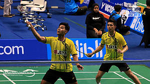 Angga Pratama/Muhammad Rian Ardianto (Jaya Raya) mengembalikan shuttlecock.