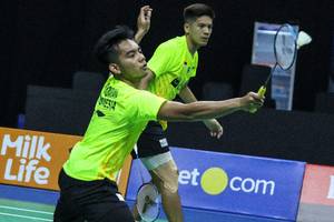 Pramudya Kusumawardhana/Yeremia Erich Yoche Rambitan (tim Rajawali) mengembalikan shuttlecock.