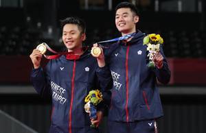 Ganda putra Taiwan, Lee Yang/Wang Chi Lin berhasil mengalungkan medali emas Olimpiade Tokyo 2020. (Foto: BADMINTONPHOTO - Yves Lacroix)