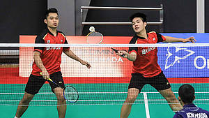 Daniel Marthin/Leo Rolly Carnando (Indonesia) menyambut pengembalian.