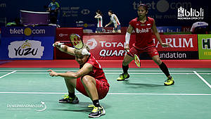 Greysia Polii/Apriyani Rahayu berusaha menghadang serangan.