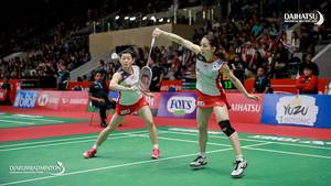 Misaki Matsutomo/Ayaka Takahashi (Jepang) bersiap menghadang serangan.