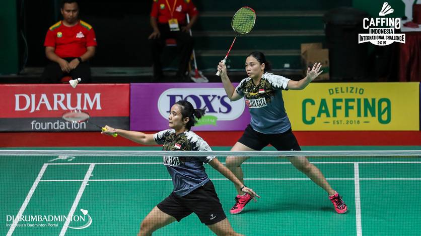 Anggia Shitta Awanda/Pia Zebadiah Bernadet (Indonesia) mengembalikan shuttlecock.