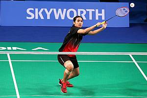 Gregoria Mariska Tunjung (Indonesia) bersiap menyambut pengembalian.