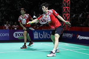 Fajar Alfian/Lee Yong Dae (Musica Trinity) menghadang serangan.