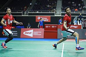 Hendra Setiawan/Mohammad Ahsan (Indonesia) bersiap menyambut pengembalian.