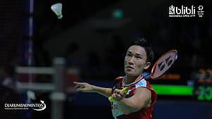 Kento Momota (Jepang) bersiap menyambut pengembalian.