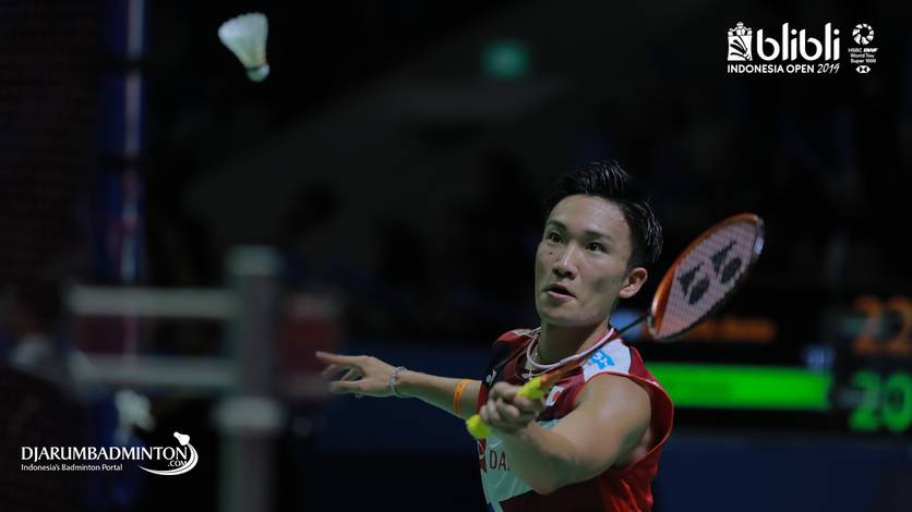 Kento Momota (Jepang) bersiap menyambut pengembalian.