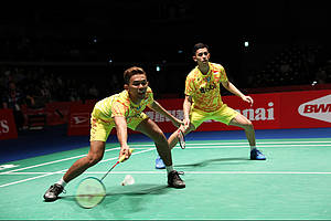 Fajar Alfian/Muhammad Rian Ardianto berusaha menghadang serangan lawan.