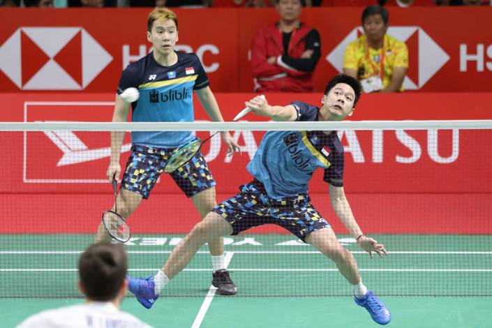 Kevin Sanjaya Sukamuljo/Marcus Fernaldi Gideon melepaskan serangan.
