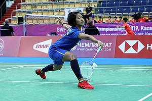 Putri Kusuma Wardani (Indonesia) menyambut pengembalian.