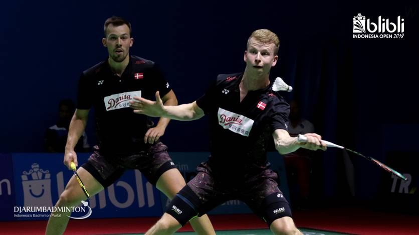 Kim Astrup/Anders Skaarup Rasmussen bersiap menghadang serangan.