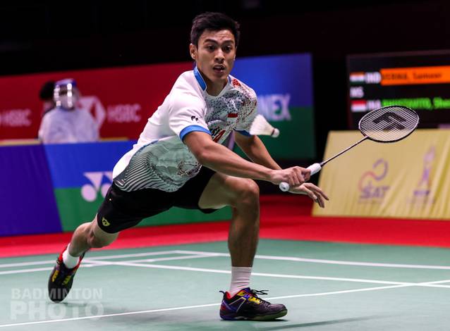 Tunggal putra Indonesia, Shesar Hiren Rhustavito berusaha menggapai pengembalian. (Copyright: Badmintonphoto | Courtesy of BWF)