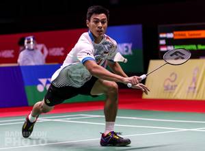 Tunggal putra Indonesia, Shesar Hiren Rhustavito berusaha menggapai pengembalian. (Copyright: Badmintonphoto | Courtesy of BWF)