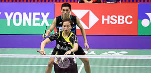 Ronald Alexander/Annisa Saufika bersiap melakukan serve.